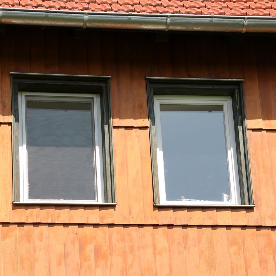 Detailansicht Brettverschalung mit zwei Fenstern