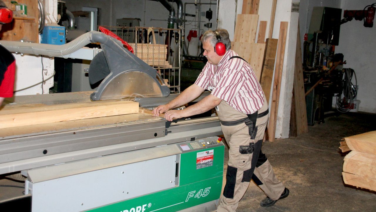 Produktion von Holzschindeln und Brettverschalungen