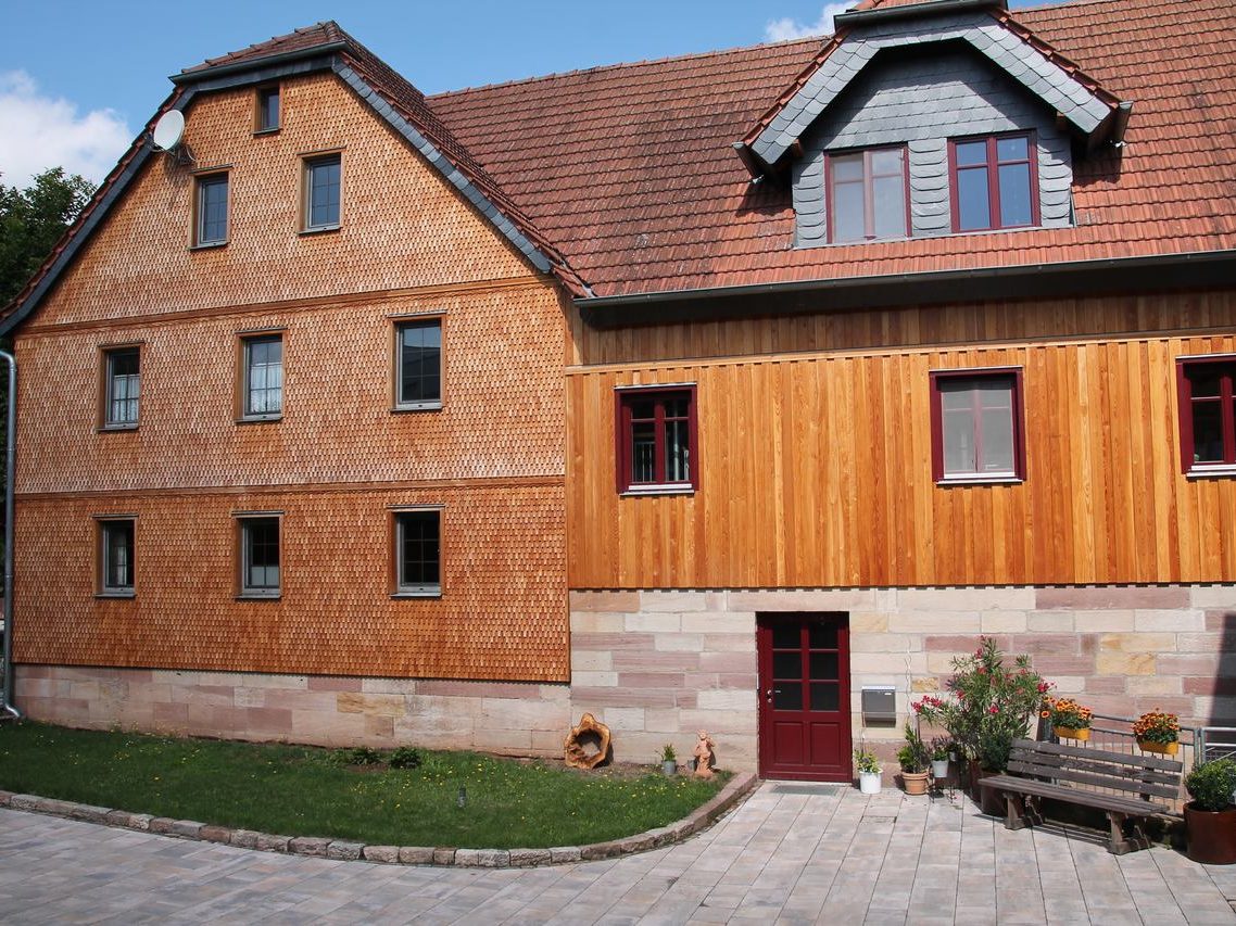 Holzschindel kombiniert mit Brettverschalung