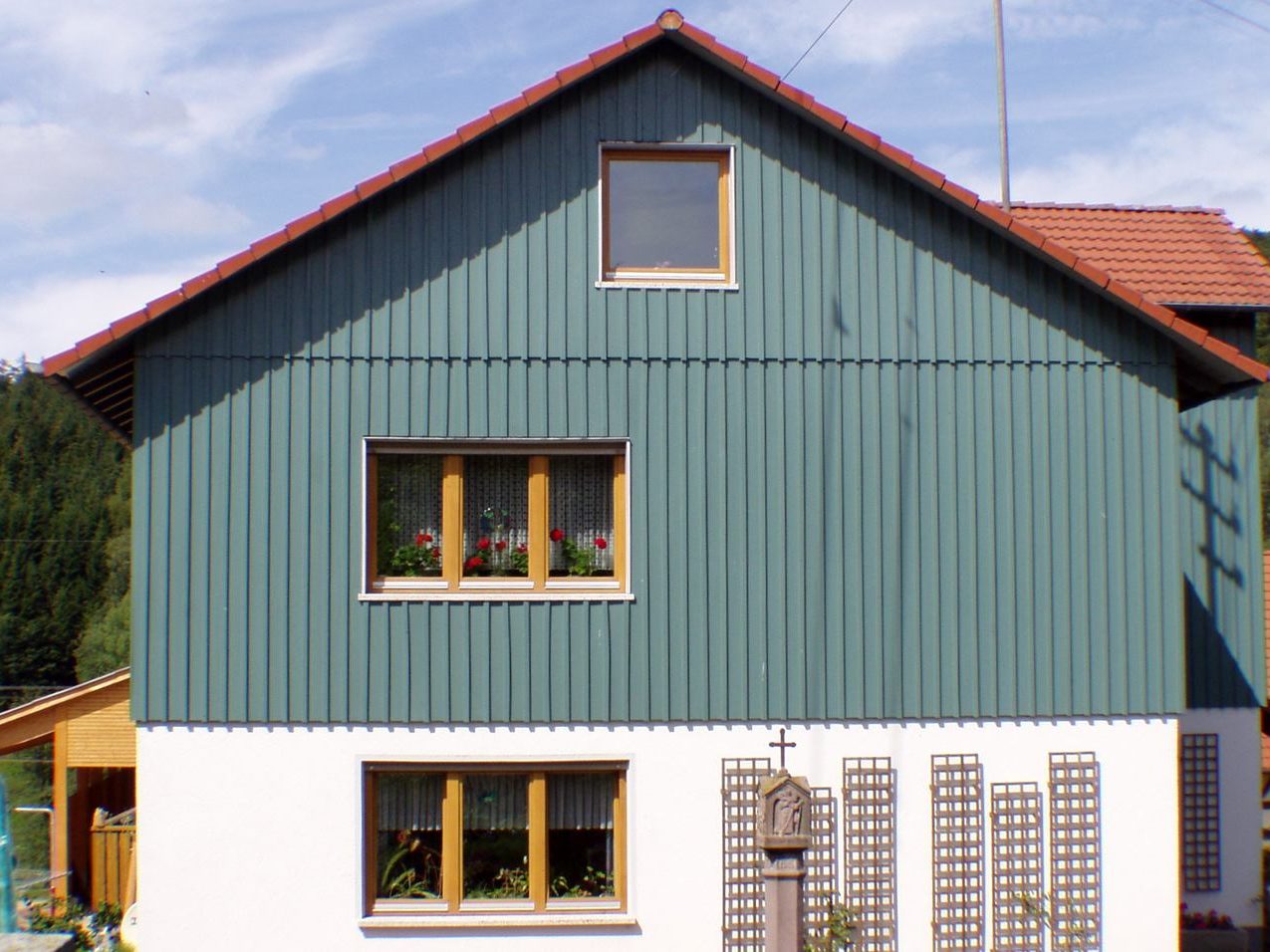 Senkrechte Boden-Deckelschalung mit Lärchenholz